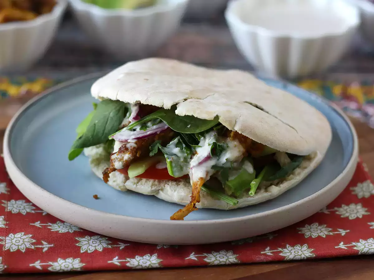Hava Fritözünde Pişirilmiş Tavuk Şavurma, Pide ve Tahin Sosu