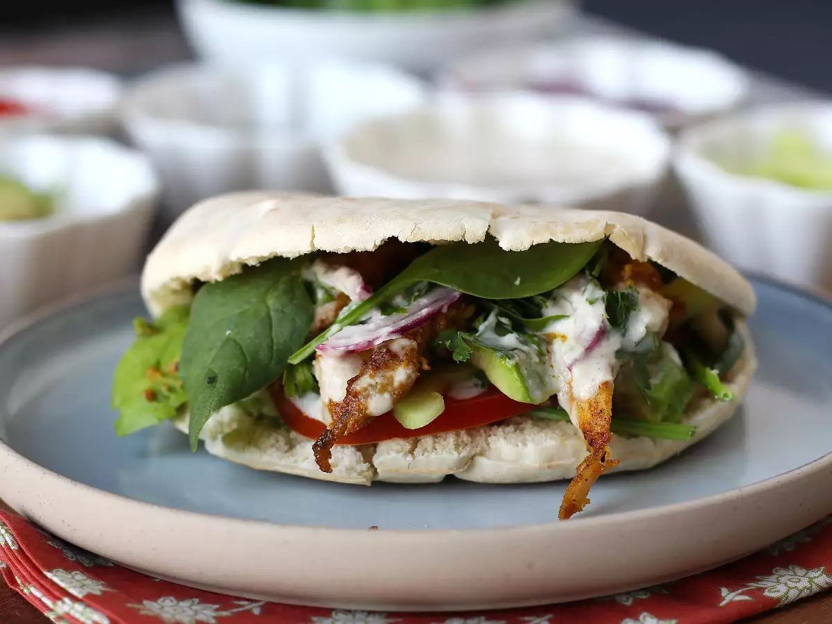 Hava Fritözünde Pişirilmiş Tavuk Şavurma, Pide ve Tahin Sosu - fotoğraf 2