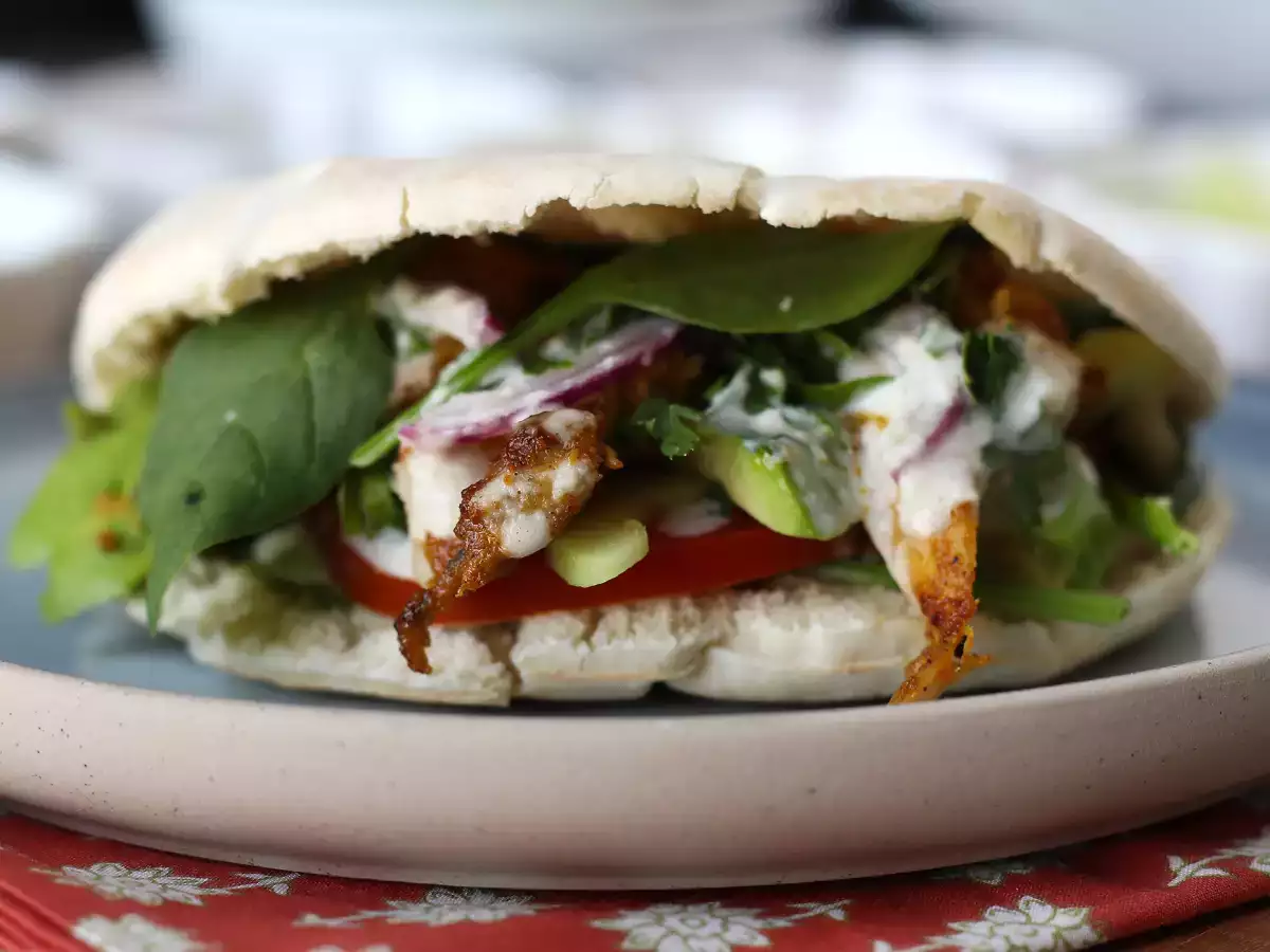 Hava Fritözünde Pişirilmiş Tavuk Şavurma, Pide ve Tahin Sosu - fotoğraf 3