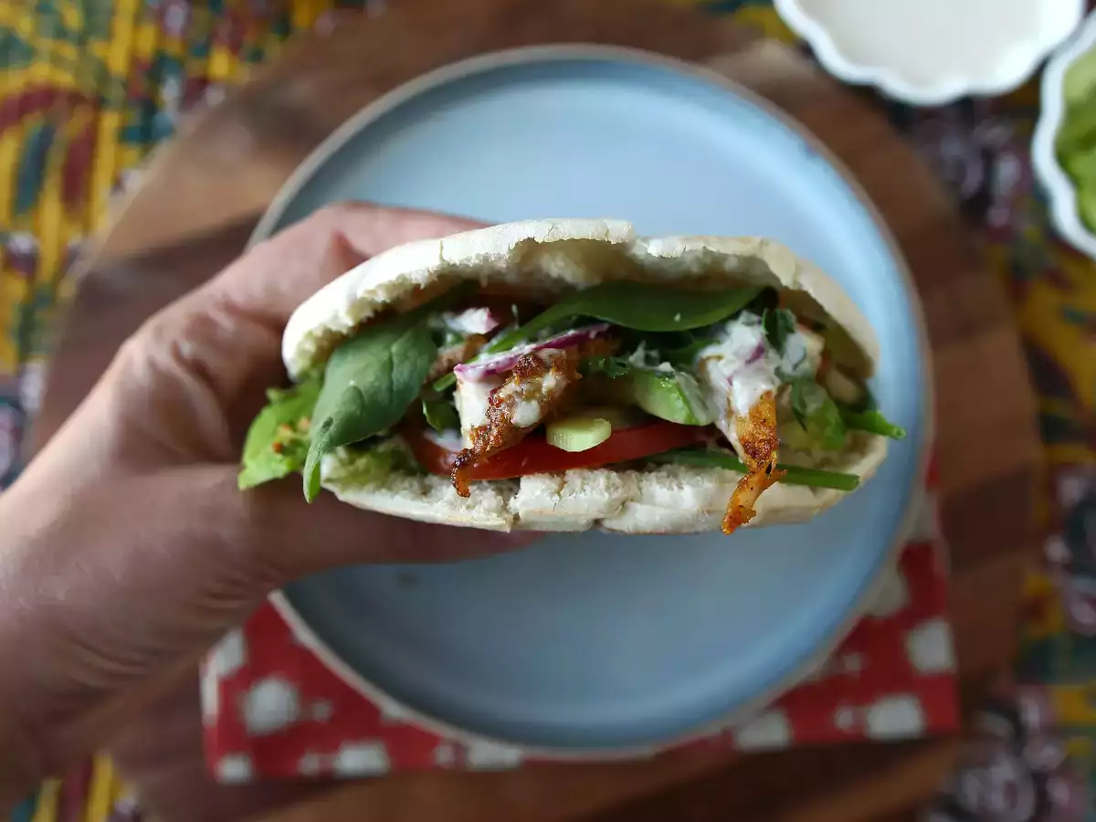 Hava Fritözünde Pişirilmiş Tavuk Şavurma, Pide ve Tahin Sosu - fotoğraf 4