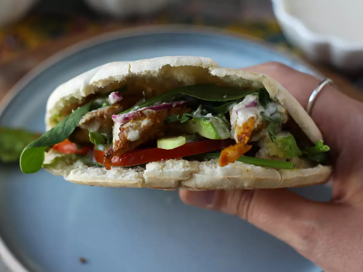 Hava Fritözünde Pişirilmiş Tavuk Şavurma, Pide ve Tahin Sosu - fotoğraf 5