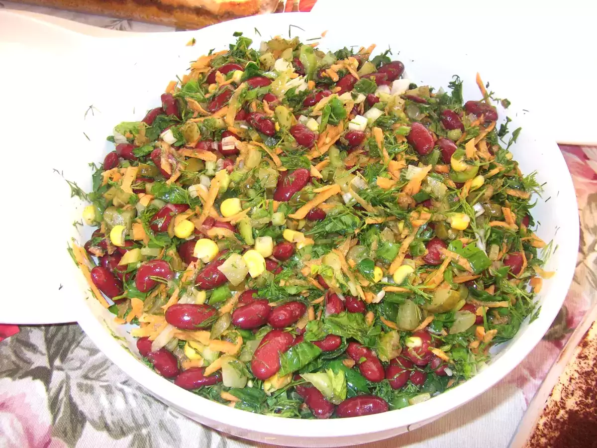 Havuçlu mısırlı meksika fasülyesi salatası