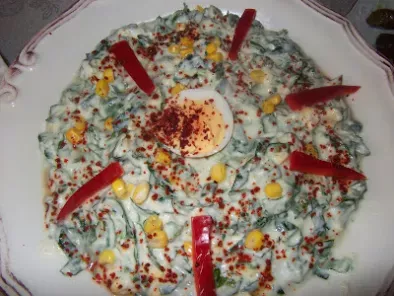 HAVVA dan patetesli ıspanak salatası