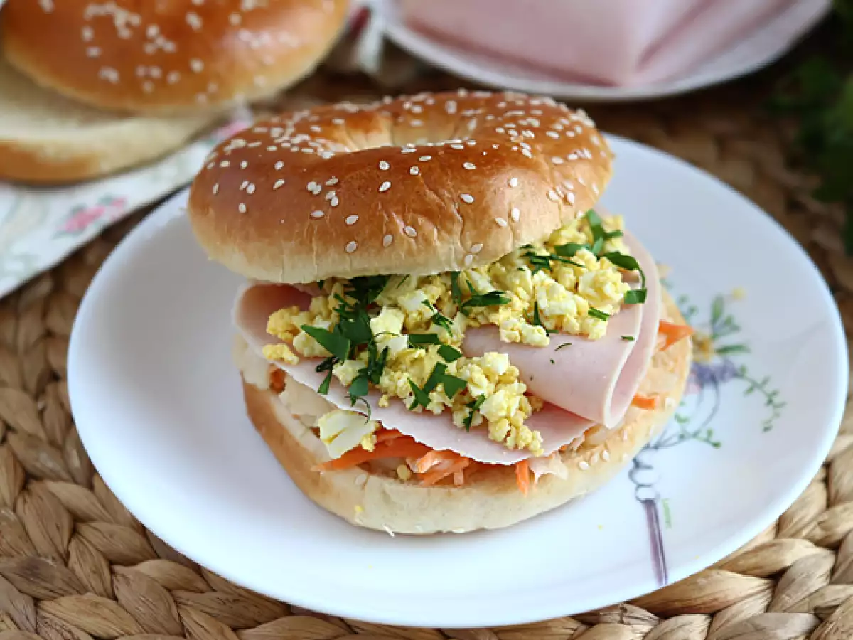 Hindi füme, coleslaw ve haşlanmış yumurtalı bagel sandviç