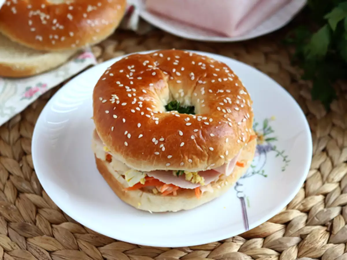 Hindi füme, coleslaw ve haşlanmış yumurtalı bagel sandviç - fotoğraf 2
