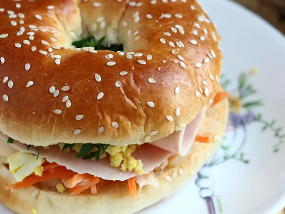 Hindi füme, coleslaw ve haşlanmış yumurtalı bagel sandviç - fotoğraf 3