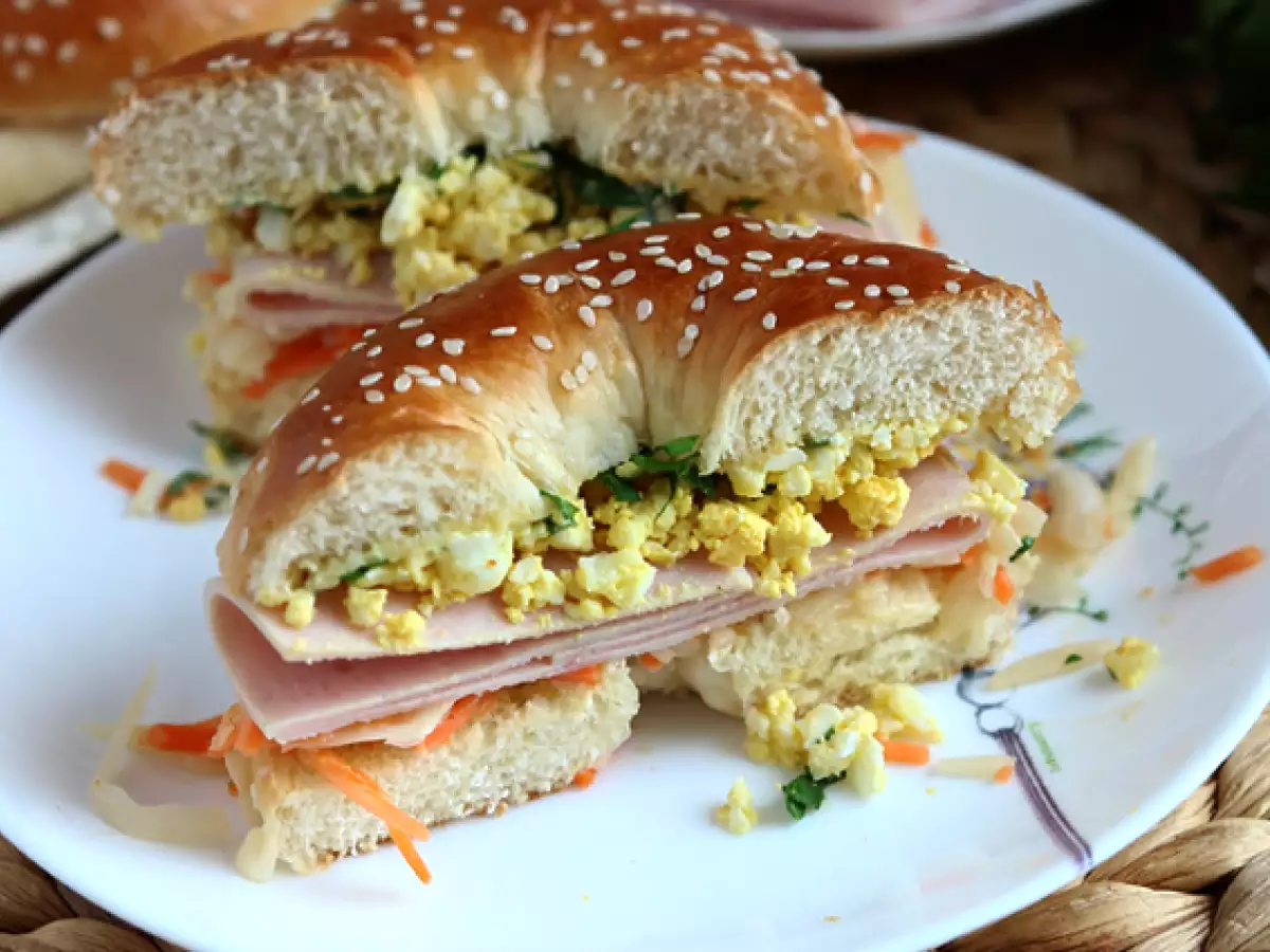 Hindi füme, coleslaw ve haşlanmış yumurtalı bagel sandviç - fotoğraf 4