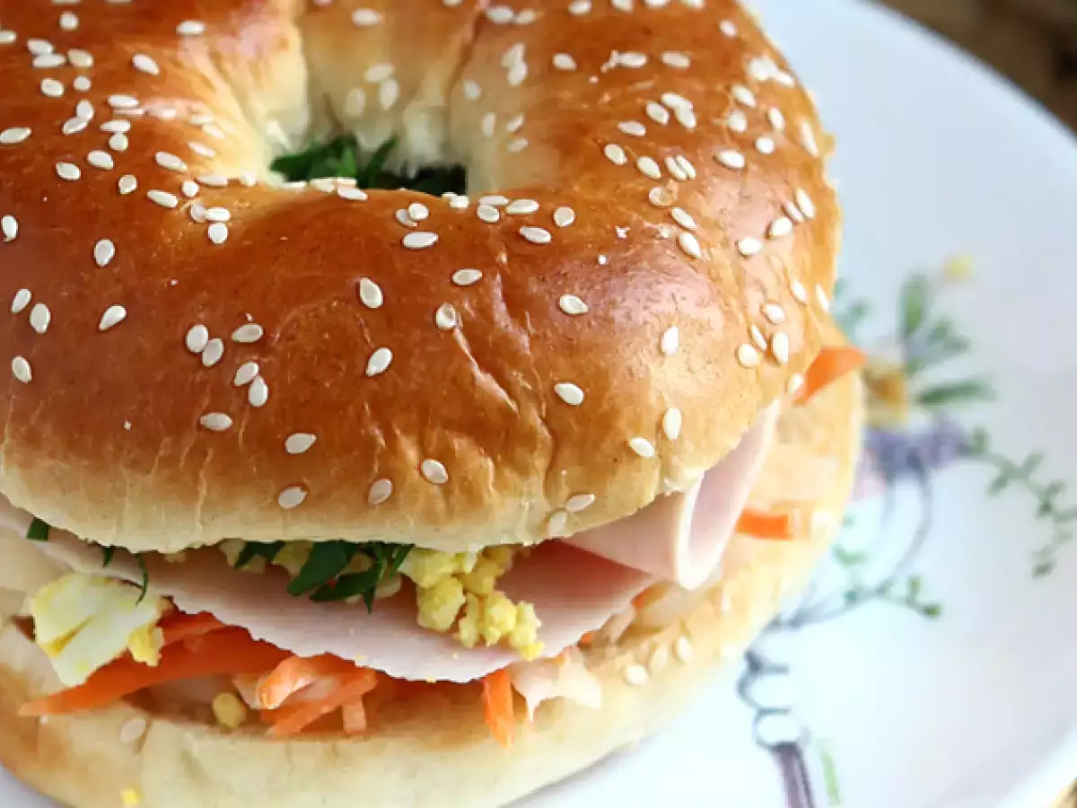 Hindili bagel sandviç, lahana salatası, haşlanmış yumurta - fotoğraf 3