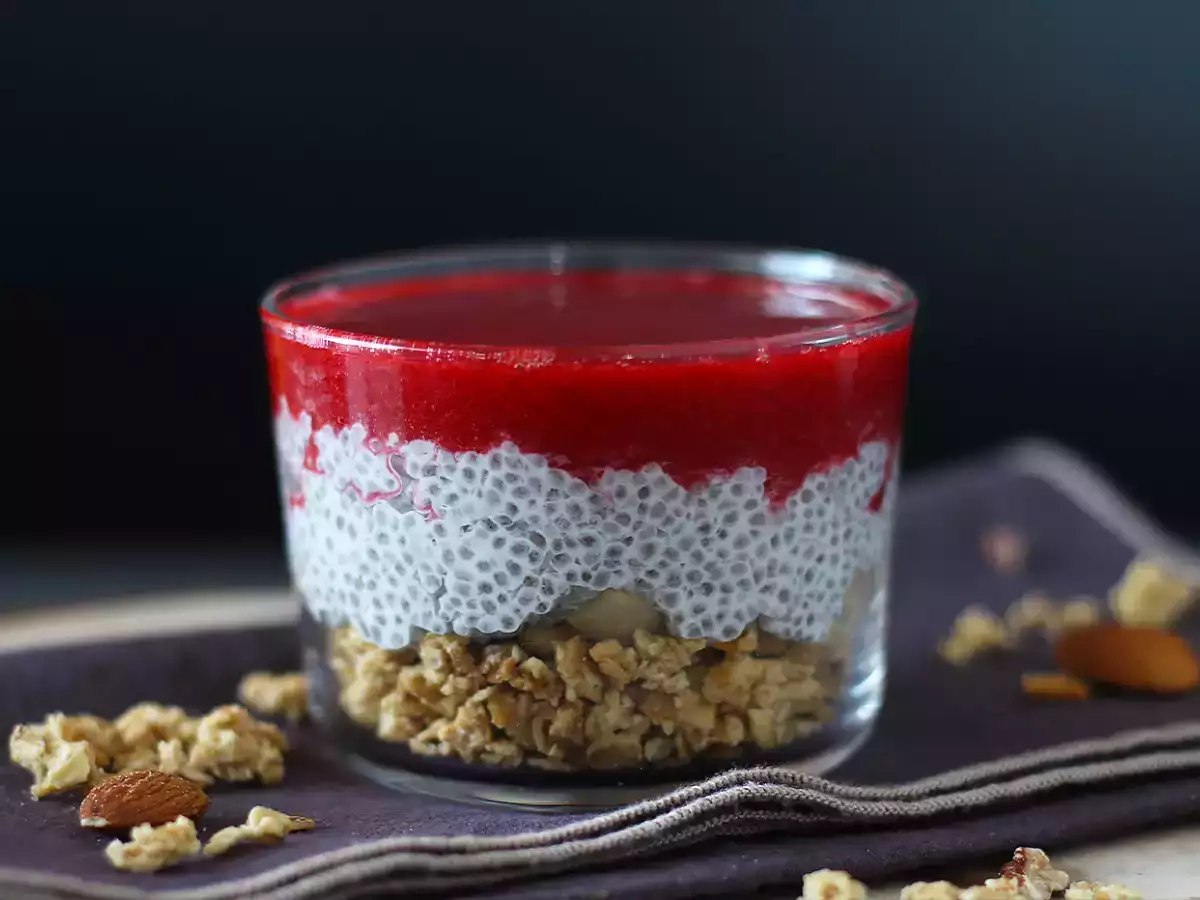 Hindistan cevizi sütü, ahududu ve granola ile chia pudingi - fotoğraf 2