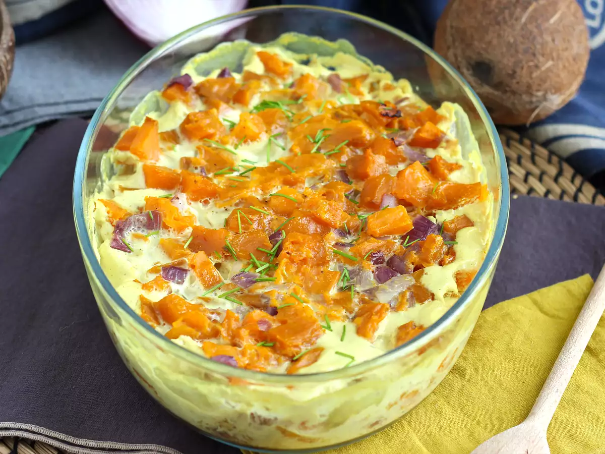 Hindistan cevizi sütü ve köri ile tatlandırılmış tatlı patates graten - fotoğraf 2