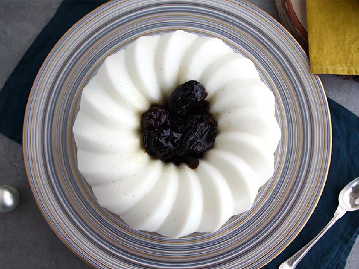 Hindistan Cevizli Blanc-Manger ve Kuru Erik Sosu - fotoğraf 4