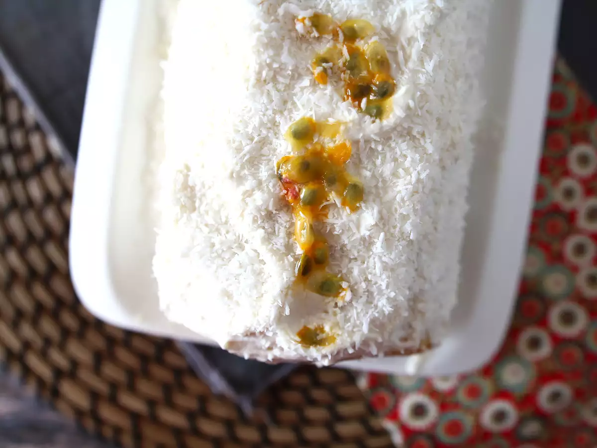 Hindistan cevizli çarkıfelek meyveli rulo, Yule kütüğü olarak mükemmel - fotoğraf 2