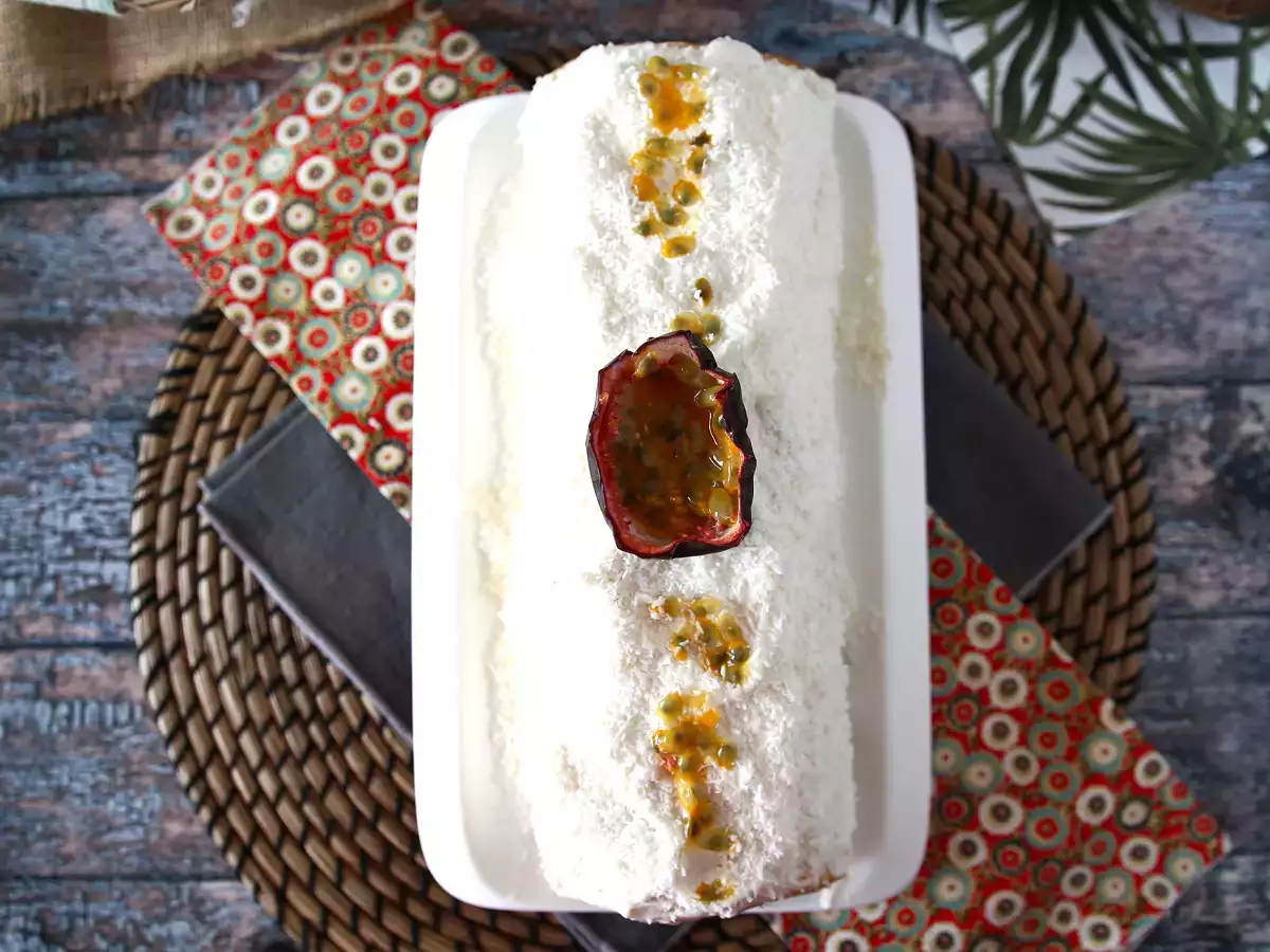 Hindistan cevizli çarkıfelek meyveli rulo, Yule kütüğü olarak mükemmel - fotoğraf 3