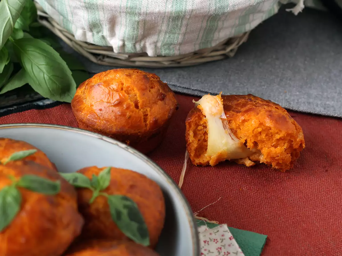 İçi Eriyen Mozzarella Dolgulu Domatesli Muffinler - fotoğraf 2