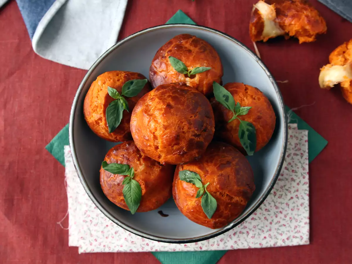 İçi Eriyen Mozzarella Dolgulu Domatesli Muffinler - fotoğraf 5