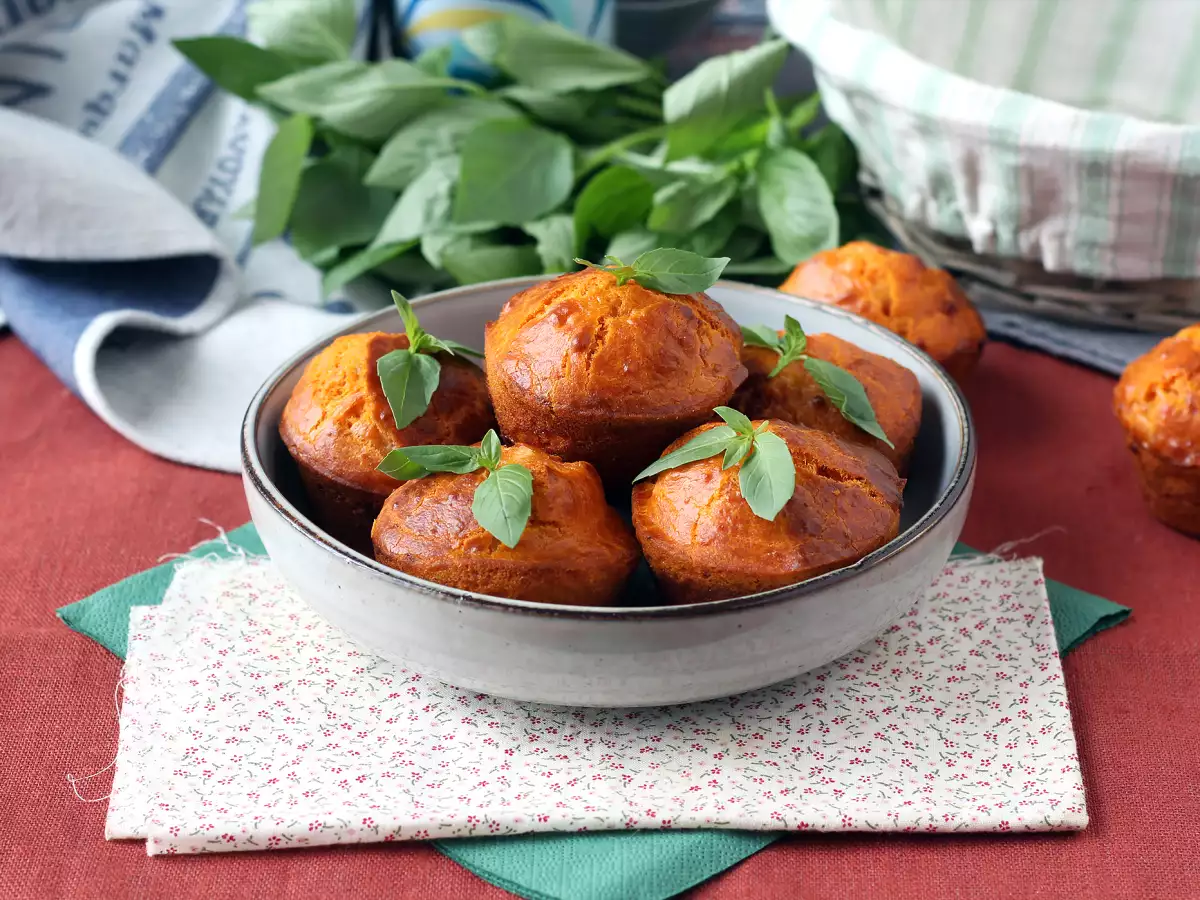 İçi Eriyen Mozzarella Dolgulu Domatesli Muffinler - fotoğraf 6