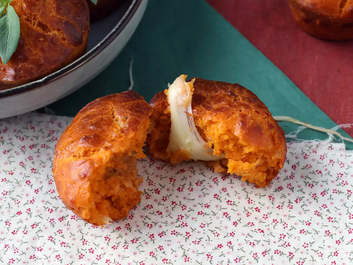 İçi Eriyen Mozzarella Dolgulu Domatesli Muffinler - fotoğraf 7