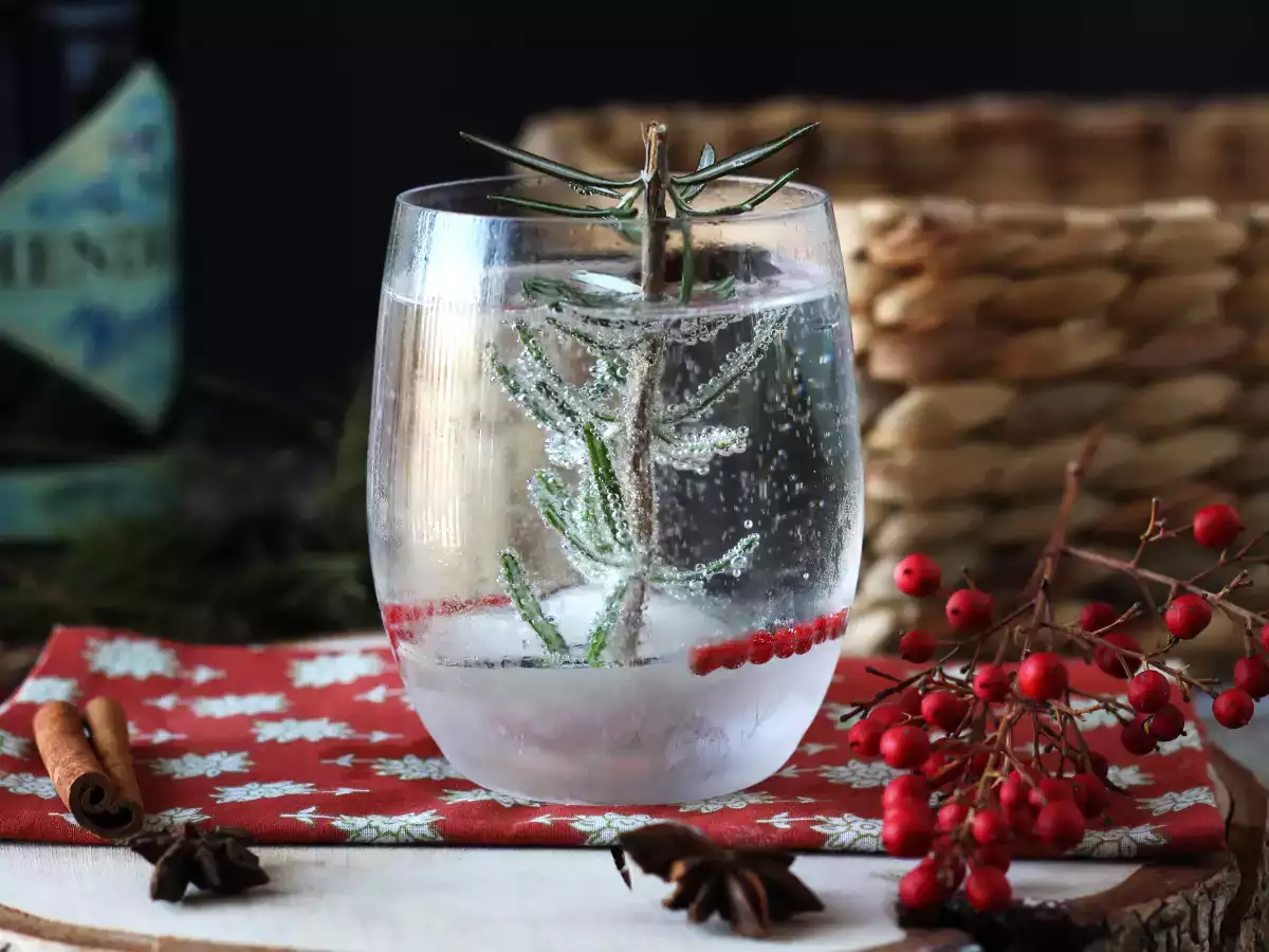 İçinde karla kaplı mini bir köknar ağacı bulunan kokteyl