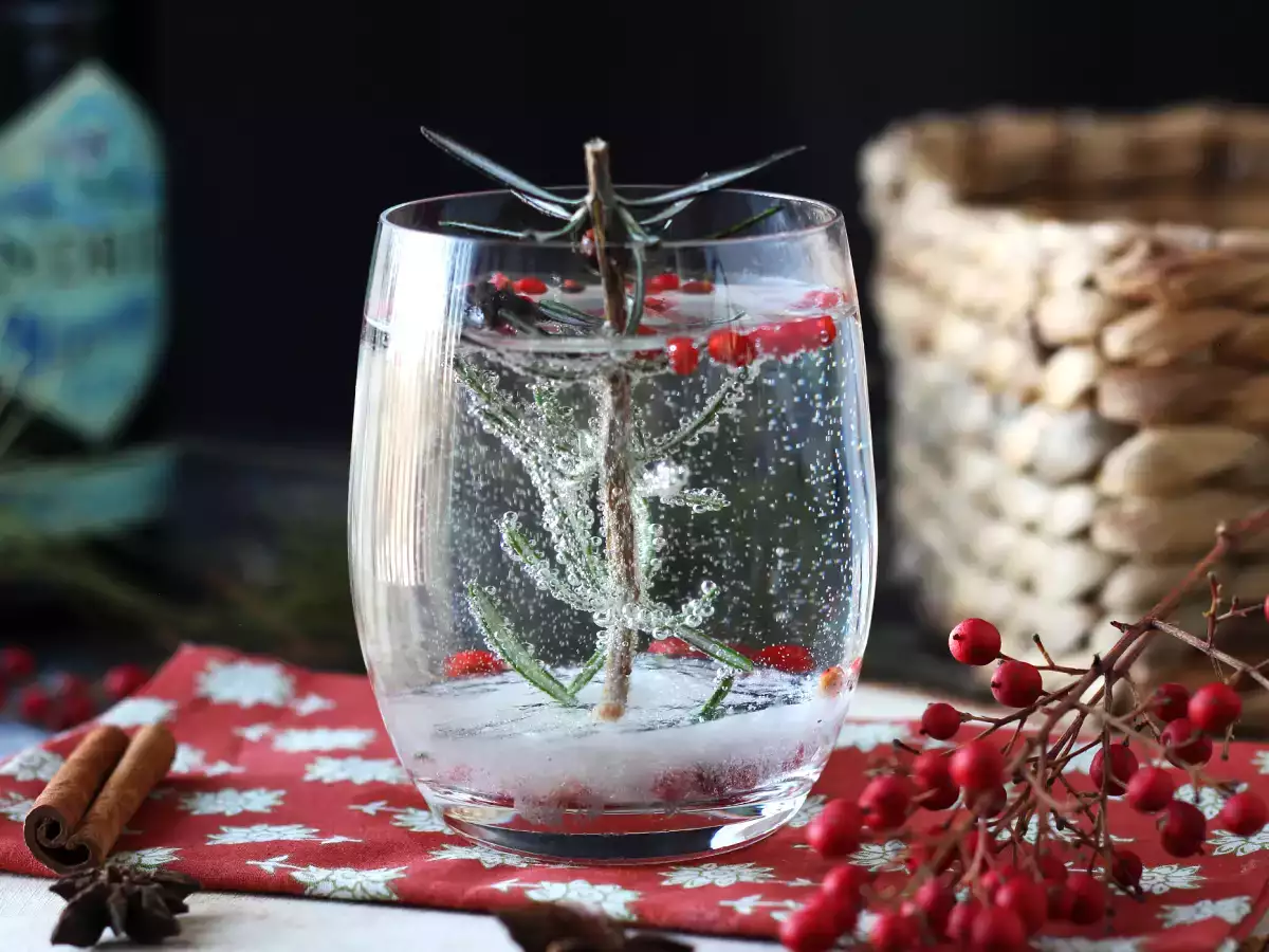 İçinde karla kaplı mini bir köknar ağacı bulunan kokteyl - fotoğraf 2