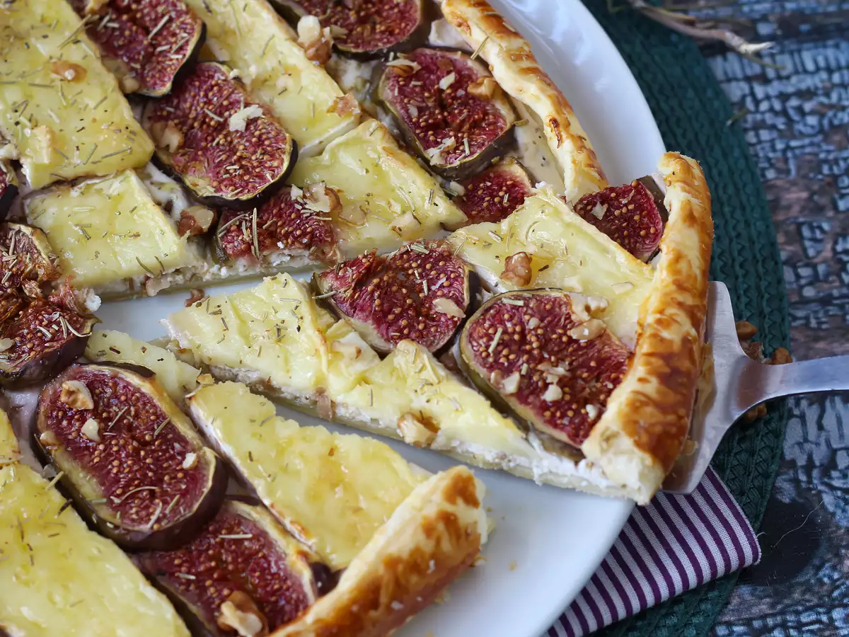 İncir, brie peyniri ve cevizli ince tart