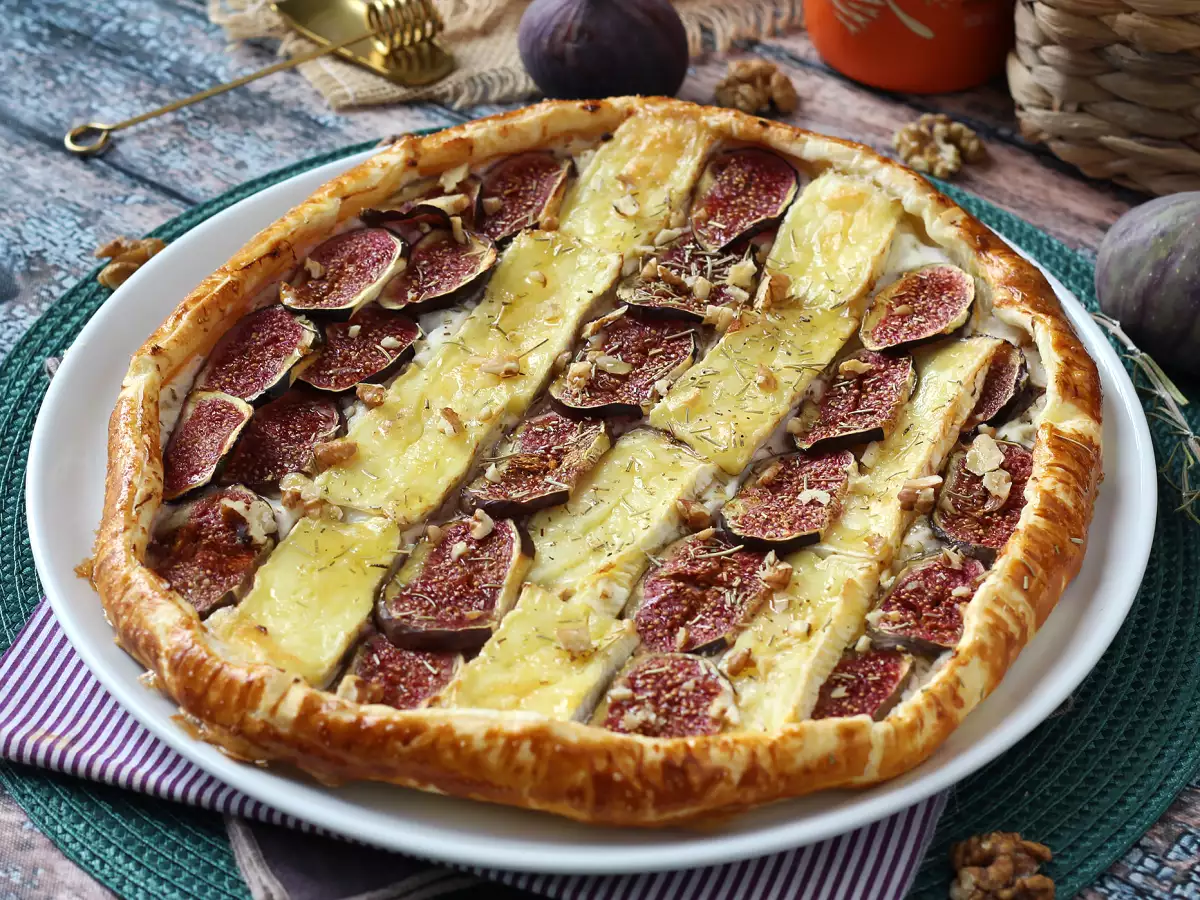 İncir, brie peyniri ve cevizli ince tart - fotoğraf 2