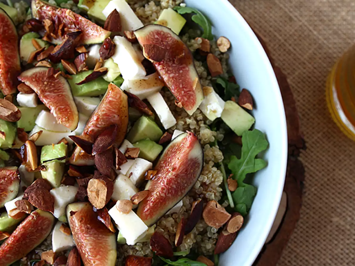 İncir, roka, kinoa, mozzarella ve avokadolu tatlı ve ekşi salata - fotoğraf 2