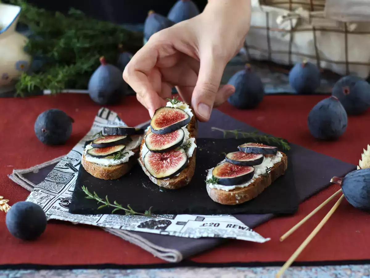 İncir, taze keçi peyniri, bal ve biberiyeli sandviç - fotoğraf 3