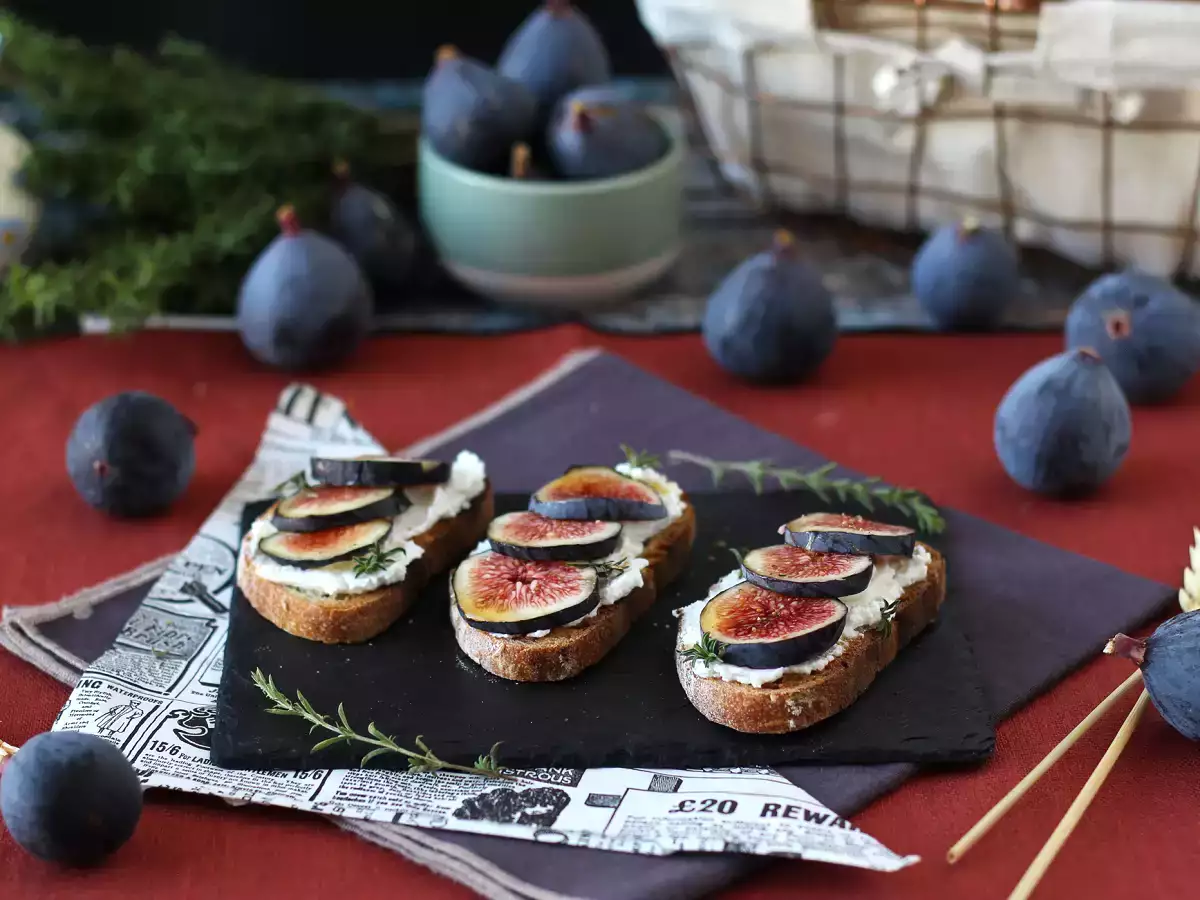 İncir, taze keçi peyniri, bal ve biberiyeli sandviç - fotoğraf 6