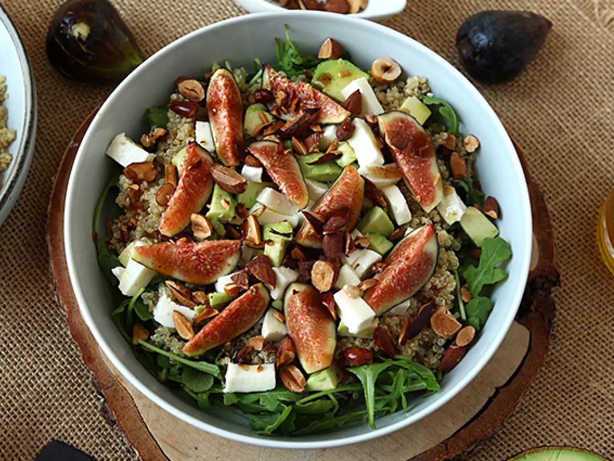 İncirli, rokalı, kinoalı, mozzarellalı ve avokadolu tatlı-tuzlu salata