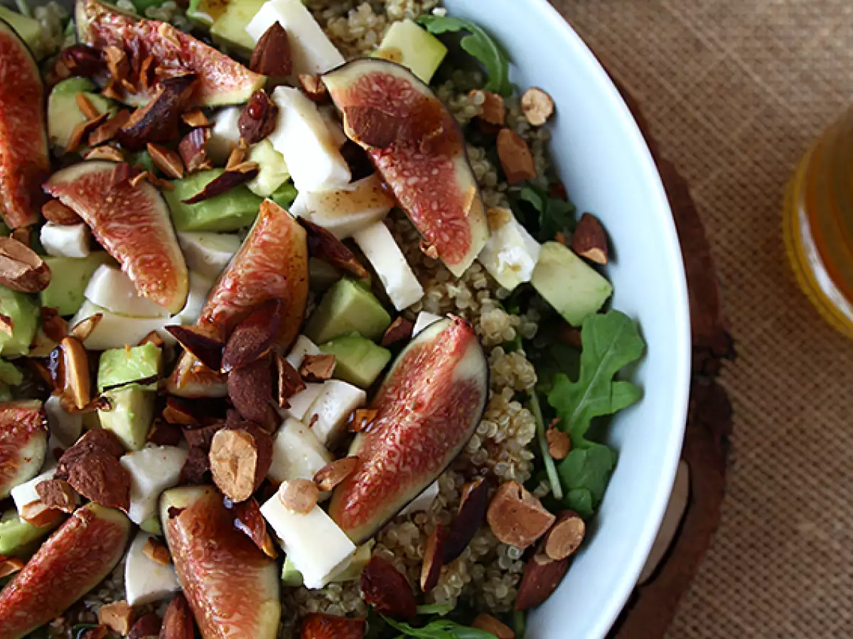 İncirli, rokalı, kinoalı, mozzarellalı ve avokadolu tatlı-tuzlu salata - fotoğraf 2