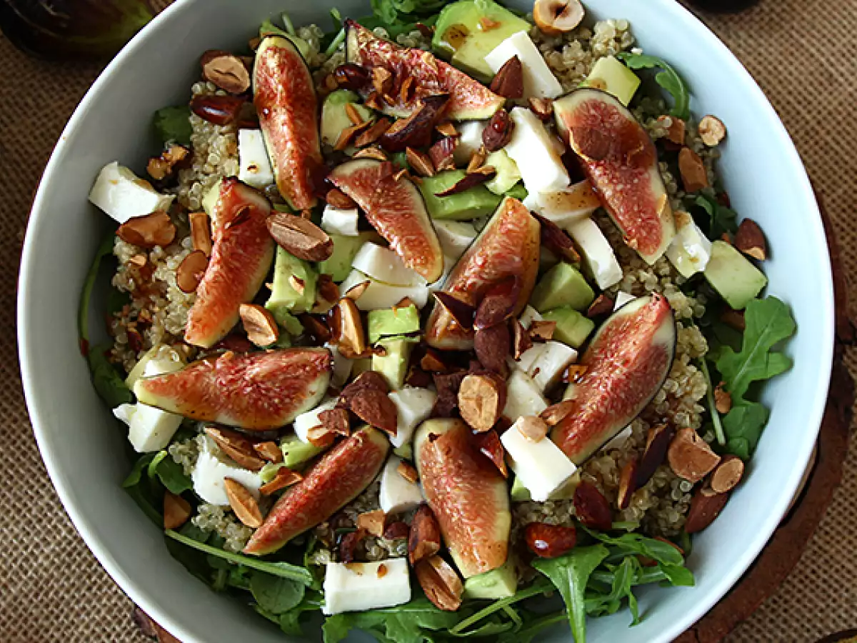 İncirli, rokalı, kinoalı, mozzarellalı ve avokadolu tatlı-tuzlu salata - fotoğraf 4