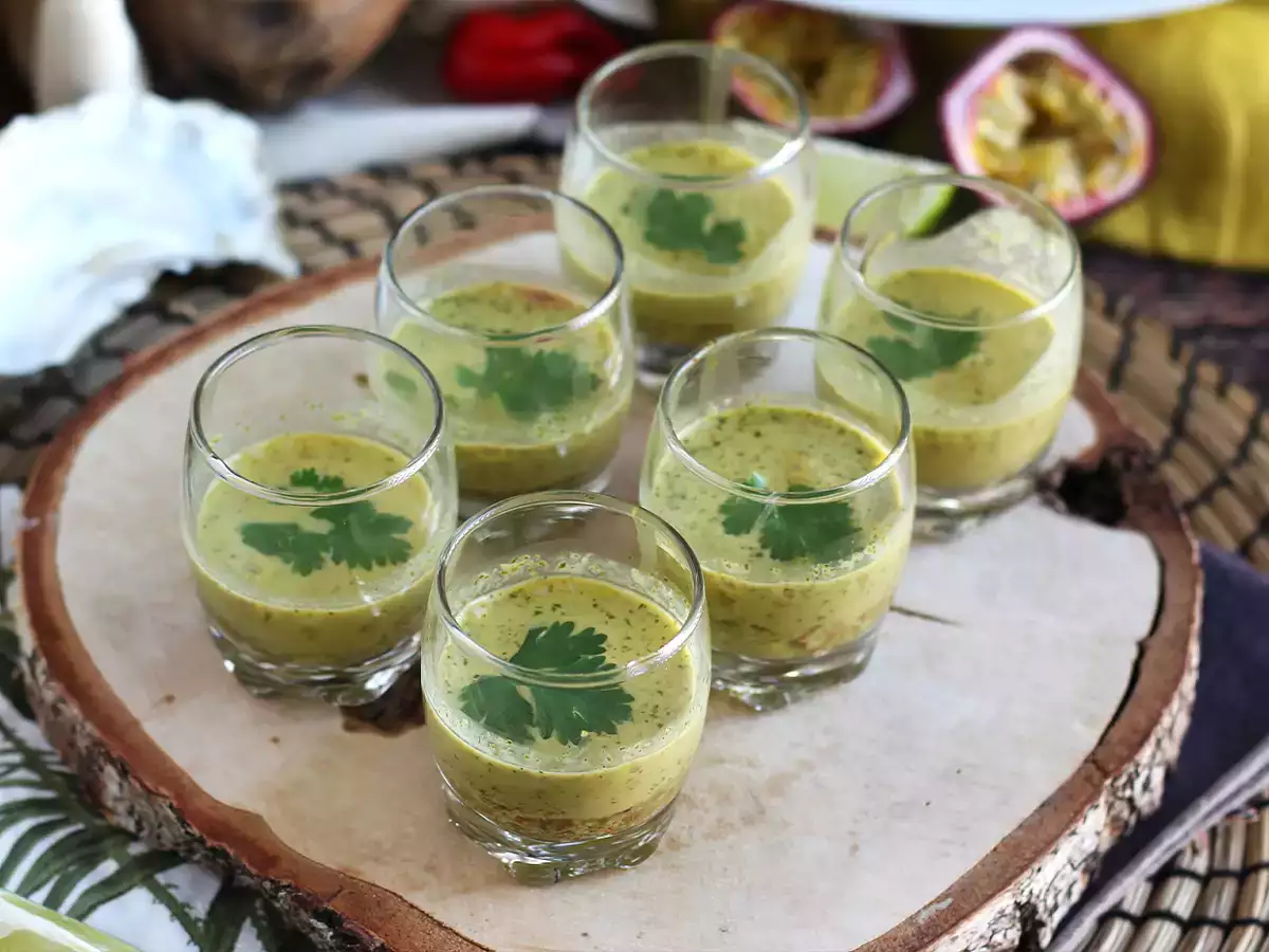 İstiridye ceviche: leche de tigre ve çarkıfelek meyvesi