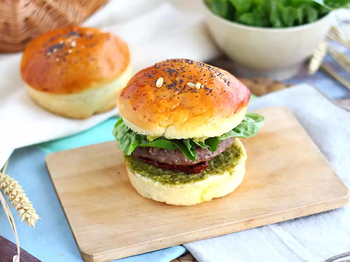 İtalyan usulü burger: pesto sos, güneşte kurutulmuş domates, mozzarella