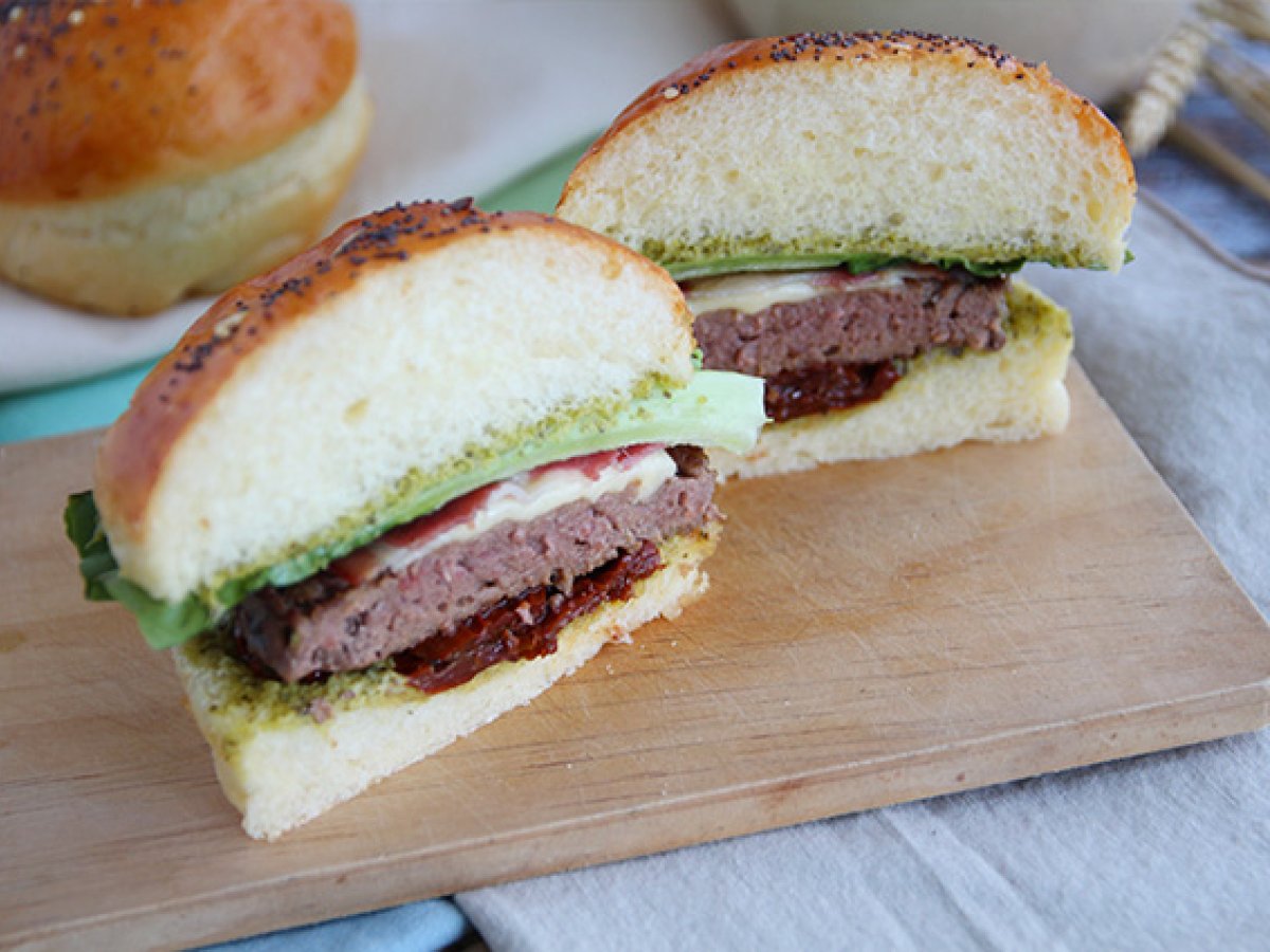 İtalyan usulü burger: pesto sos, güneşte kurutulmuş domates, mozzarella - fotoğraf 2