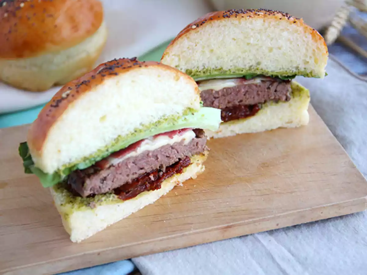 İtalyan usulü burger: pesto sos, güneşte kurutulmuş domates, mozzarella - fotoğraf 2