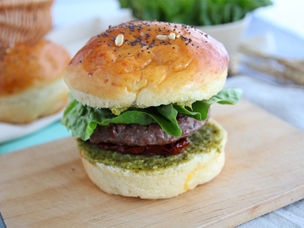 İtalyan usulü burger: pesto sos, güneşte kurutulmuş domates, mozzarella - fotoğraf 3
