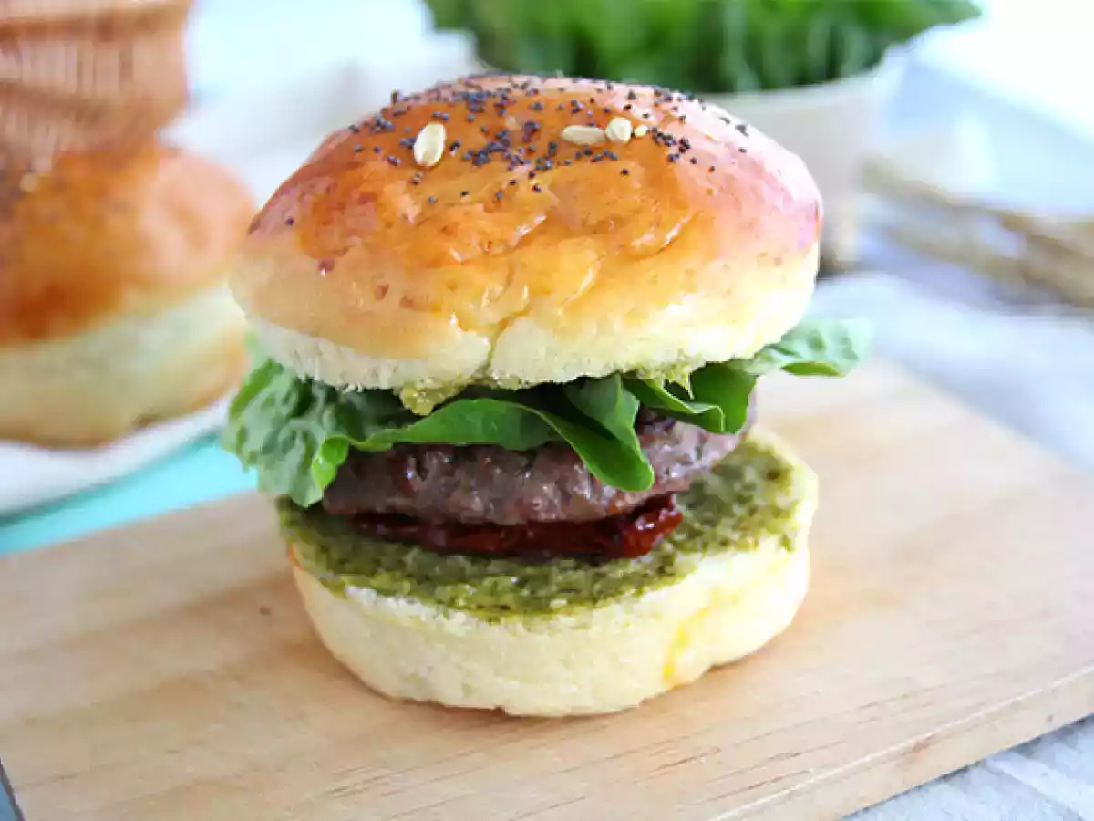 İtalyan usulü burger: pesto sos, güneşte kurutulmuş domates, mozzarella - fotoğraf 3