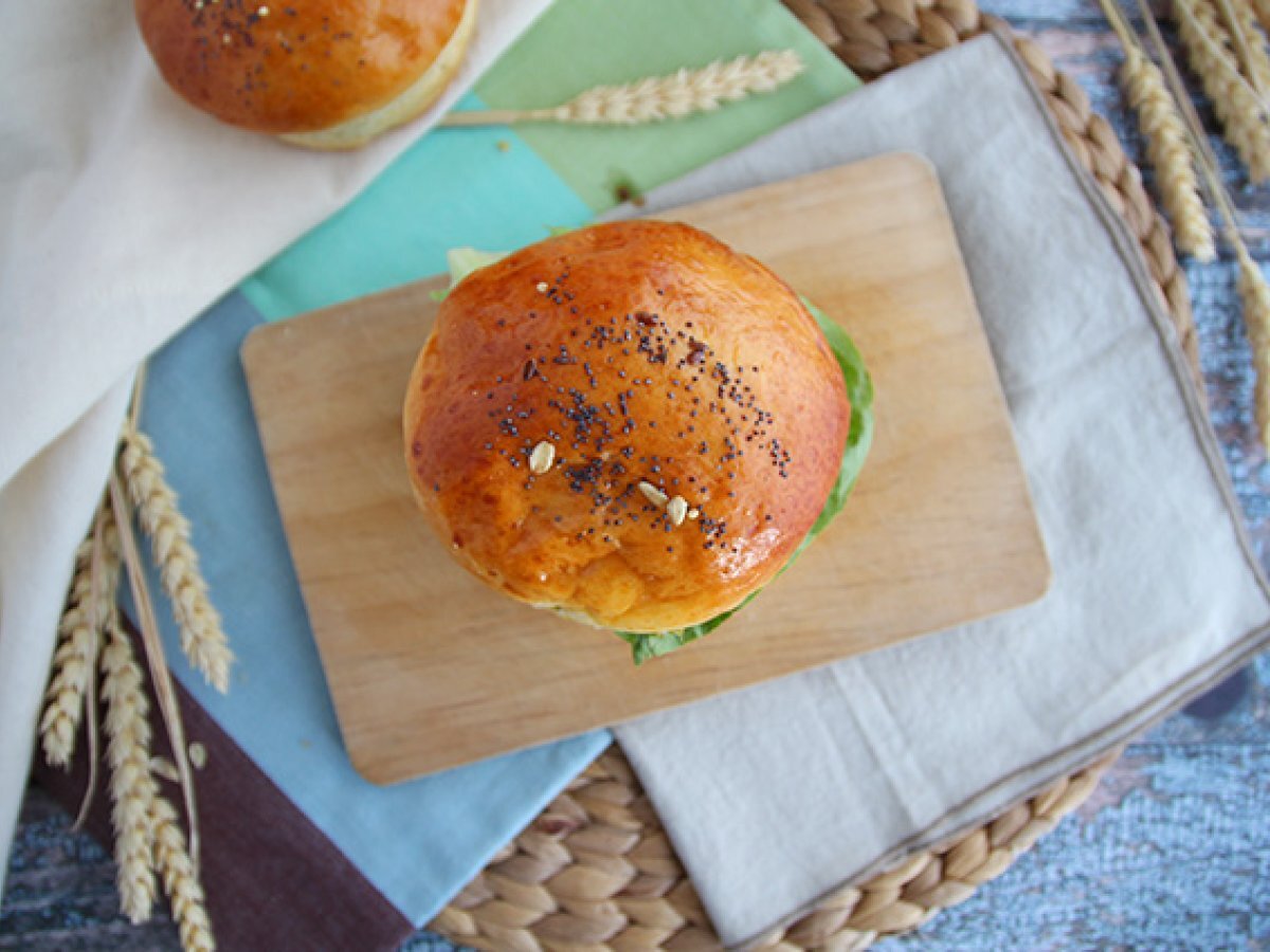 İtalyan usulü burger: pesto sos, güneşte kurutulmuş domates, mozzarella - fotoğraf 4