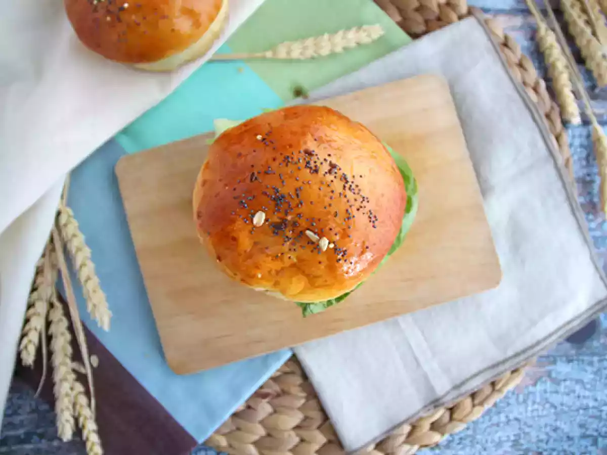 İtalyan usulü burger: pesto sos, güneşte kurutulmuş domates, mozzarella - fotoğraf 4