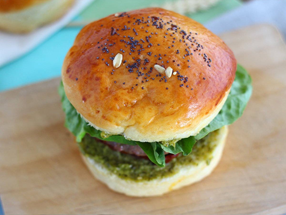 İtalyan usulü burger: pesto sos, güneşte kurutulmuş domates, mozzarella - fotoğraf 5