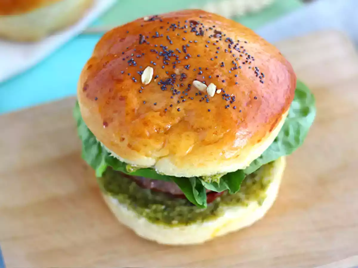 İtalyan usulü burger: pesto sos, güneşte kurutulmuş domates, mozzarella - fotoğraf 5