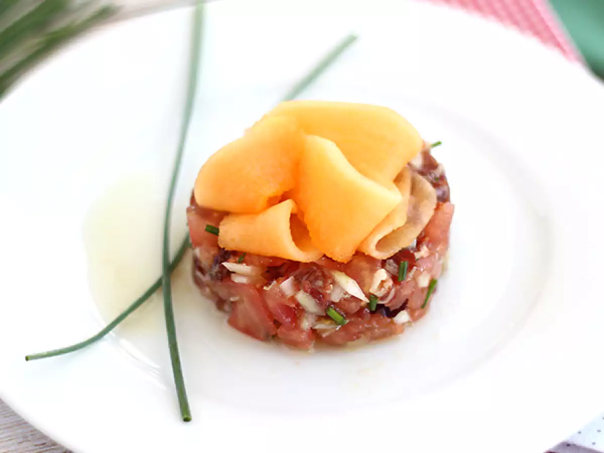 Jambon, kavun ve domates tartarı