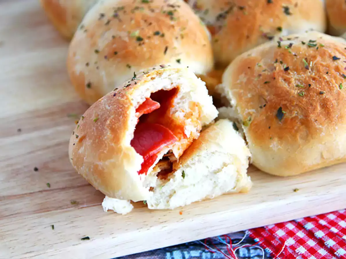 Jambon ve peynir dolgulu pizza çörekleri - fotoğraf 4
