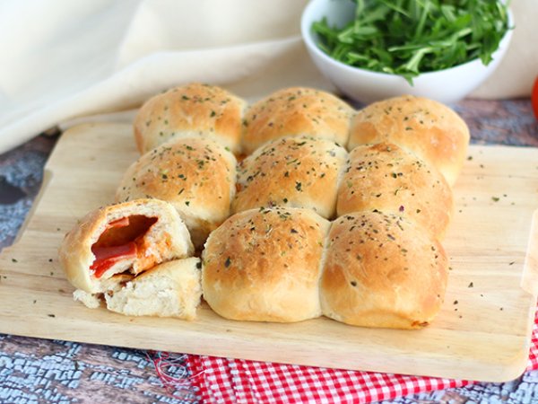 Jambon ve peynir dolgulu pizza çörekleri