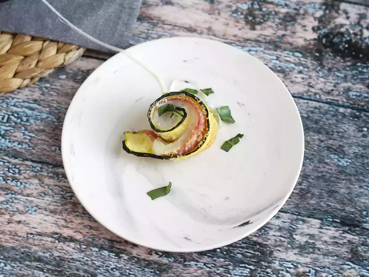 Jambon ve scamorza peynirli fırında kabak ruloları - fotoğraf 5