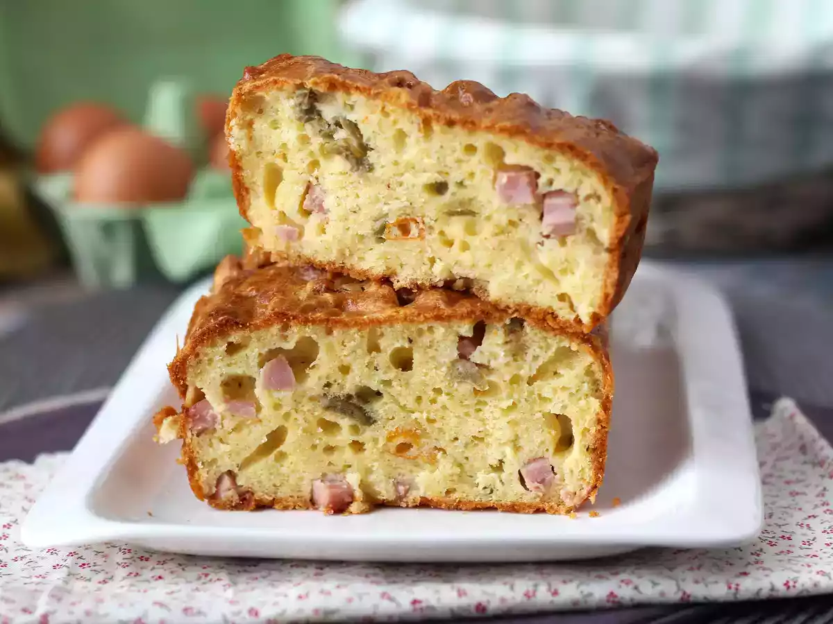 Jambon, zeytin ve güneşte kurutulmuş domatesli kek ile skyr