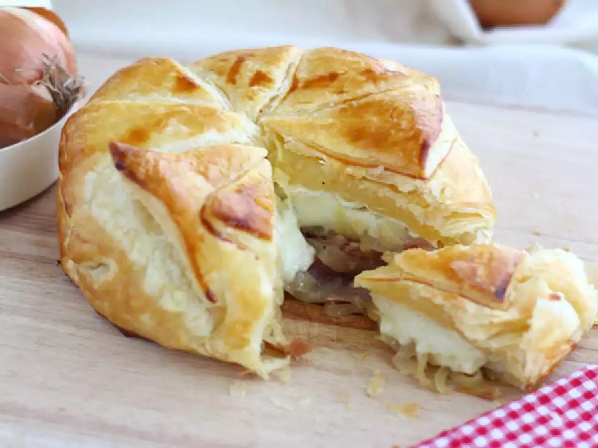 Jambonlu ve Soğanlı Camembert Milföy Böreği