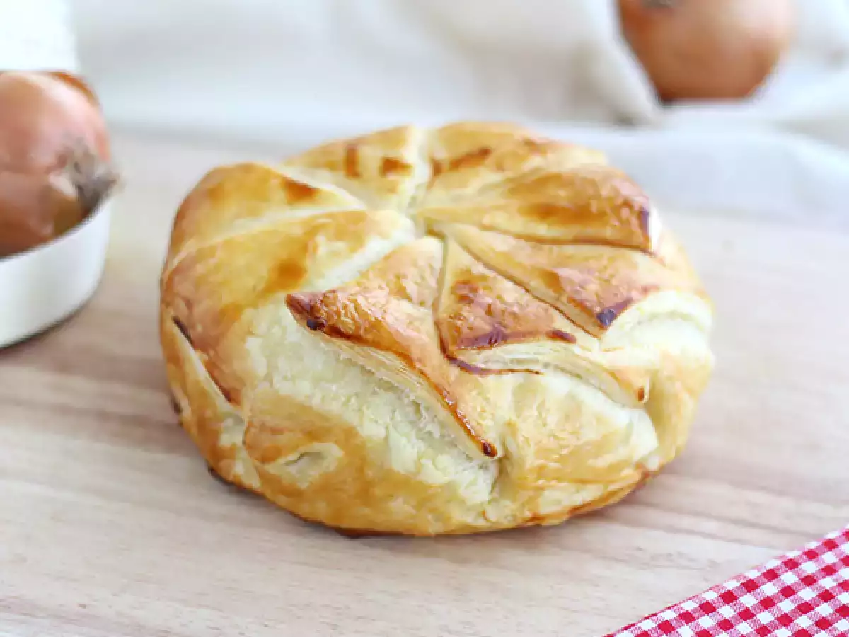 Jambonlu ve Soğanlı Camembert Milföy Böreği - fotoğraf 3