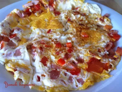 Kırmızı biberli sucuklu omlet