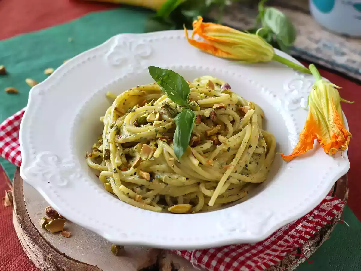 Kabak çiçeği, ricotta ve antep fıstıklı makarna